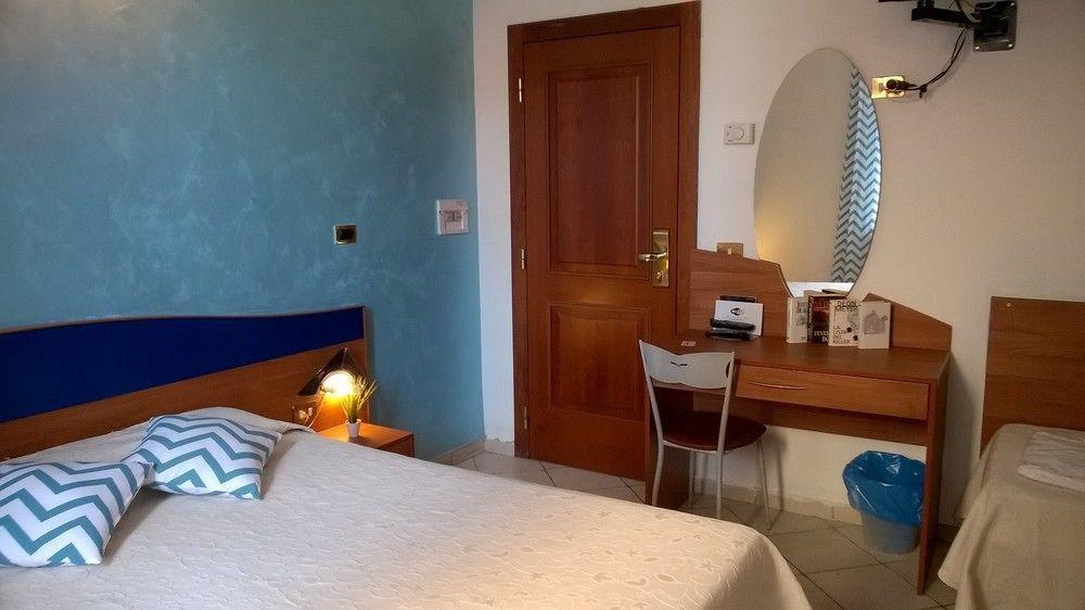 Hotel La Villetta Фьюмичино Экстерьер фото