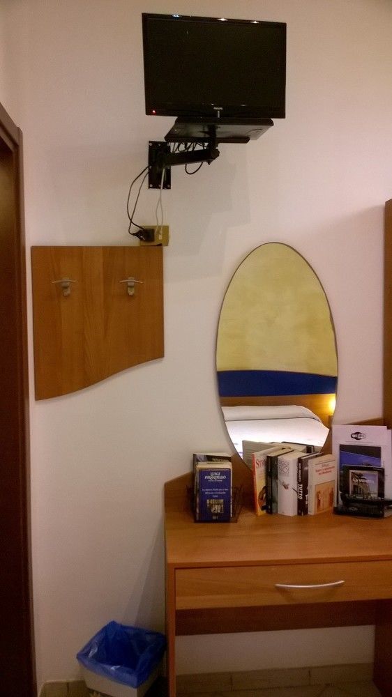 Hotel La Villetta Фьюмичино Экстерьер фото