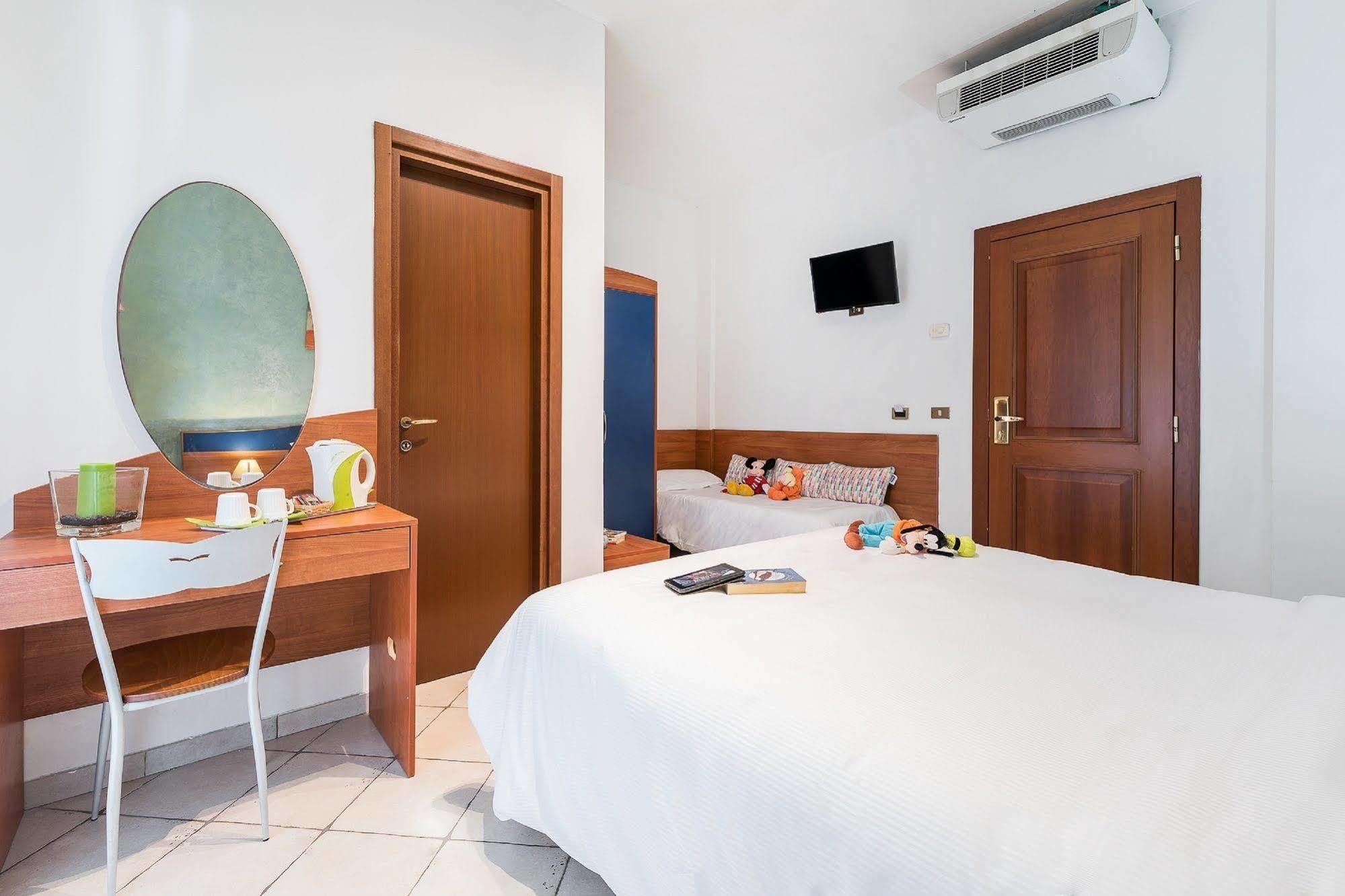 Hotel La Villetta Фьюмичино Экстерьер фото
