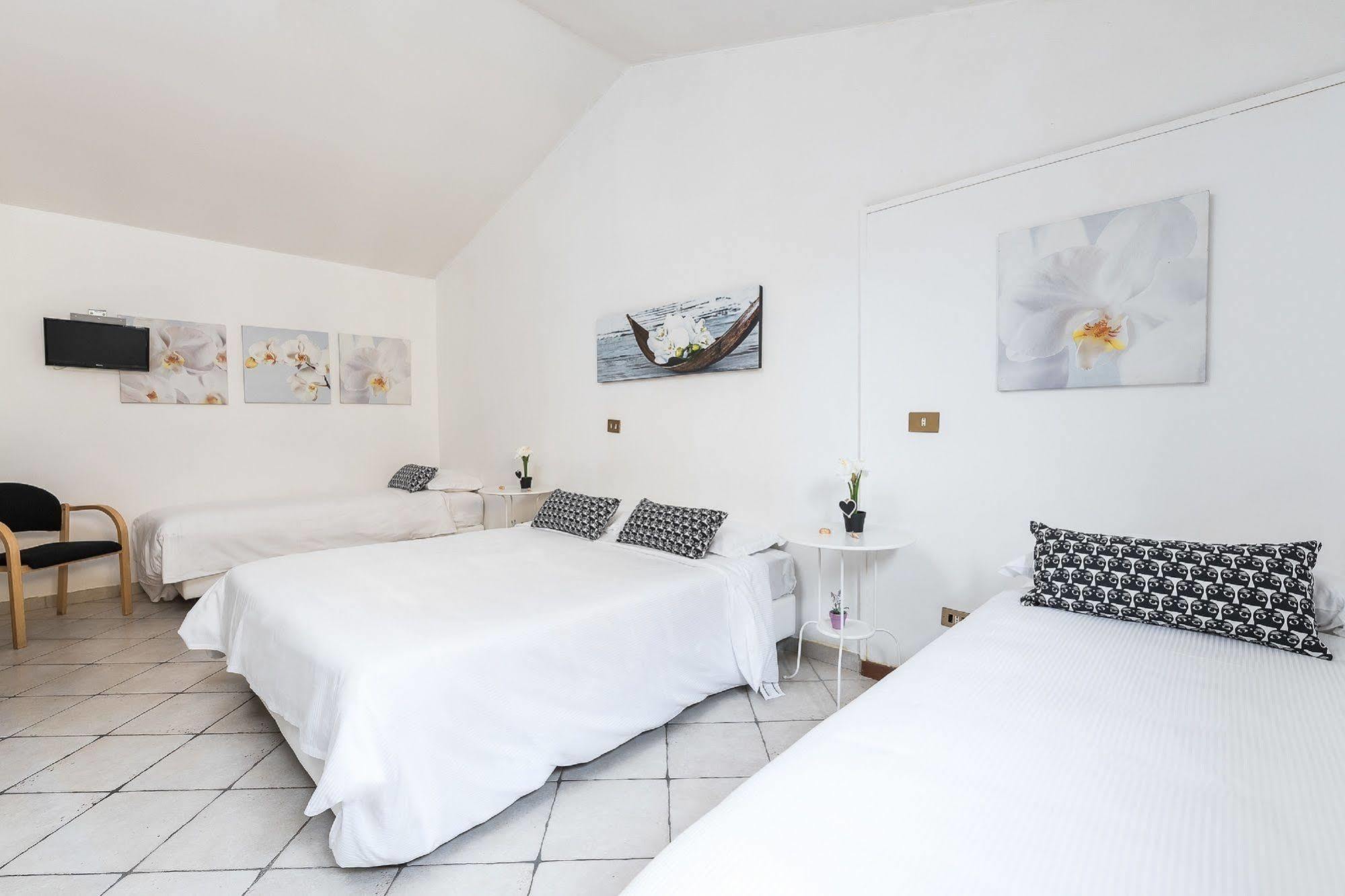Hotel La Villetta Фьюмичино Экстерьер фото