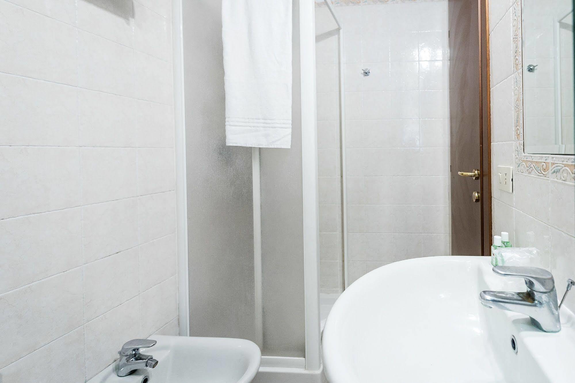 Hotel La Villetta Фьюмичино Экстерьер фото