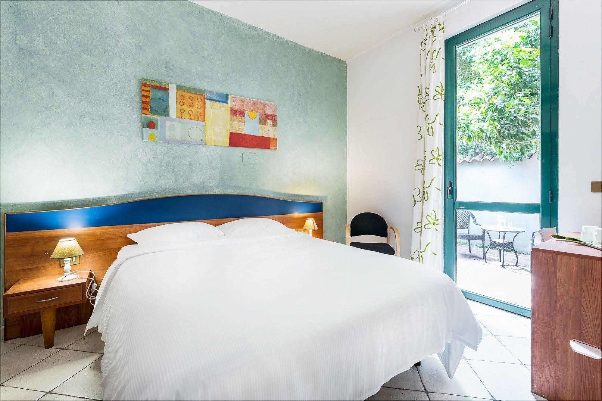 Hotel La Villetta Фьюмичино Экстерьер фото
