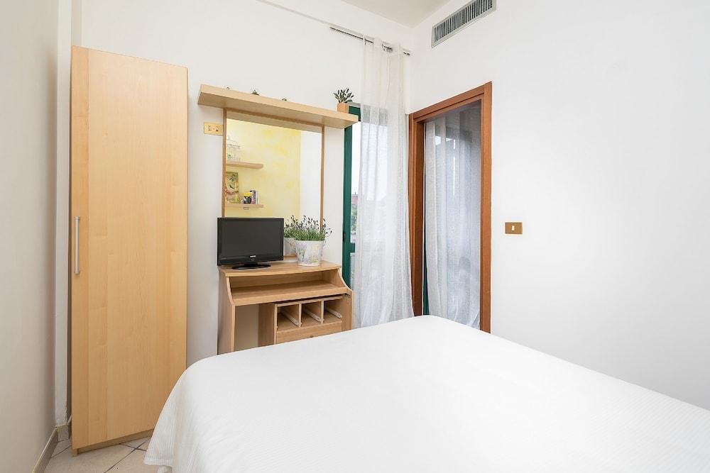 Hotel La Villetta Фьюмичино Экстерьер фото