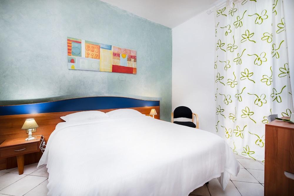 Hotel La Villetta Фьюмичино Экстерьер фото