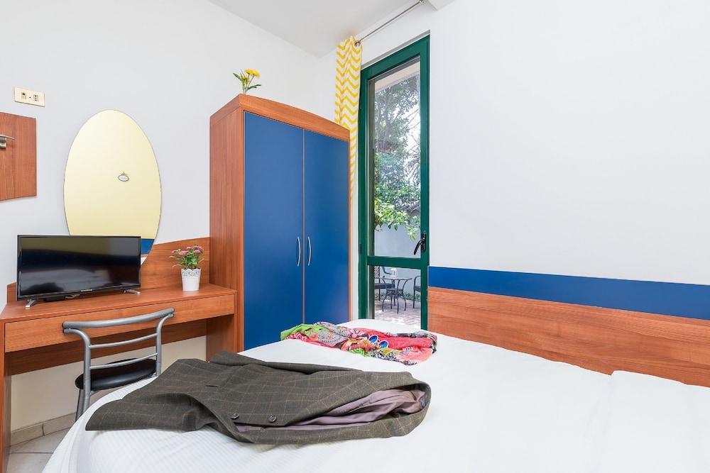 Hotel La Villetta Фьюмичино Экстерьер фото